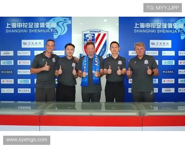 申花球迷接机送鲜花表达支持 斯卢茨基感动归沪获热烈欢迎