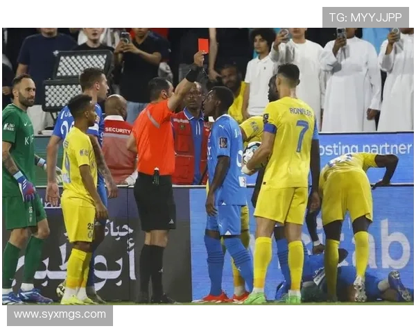 阿根廷杯决赛独立队主帅用脚绊倒对手拖延时间被罚下场